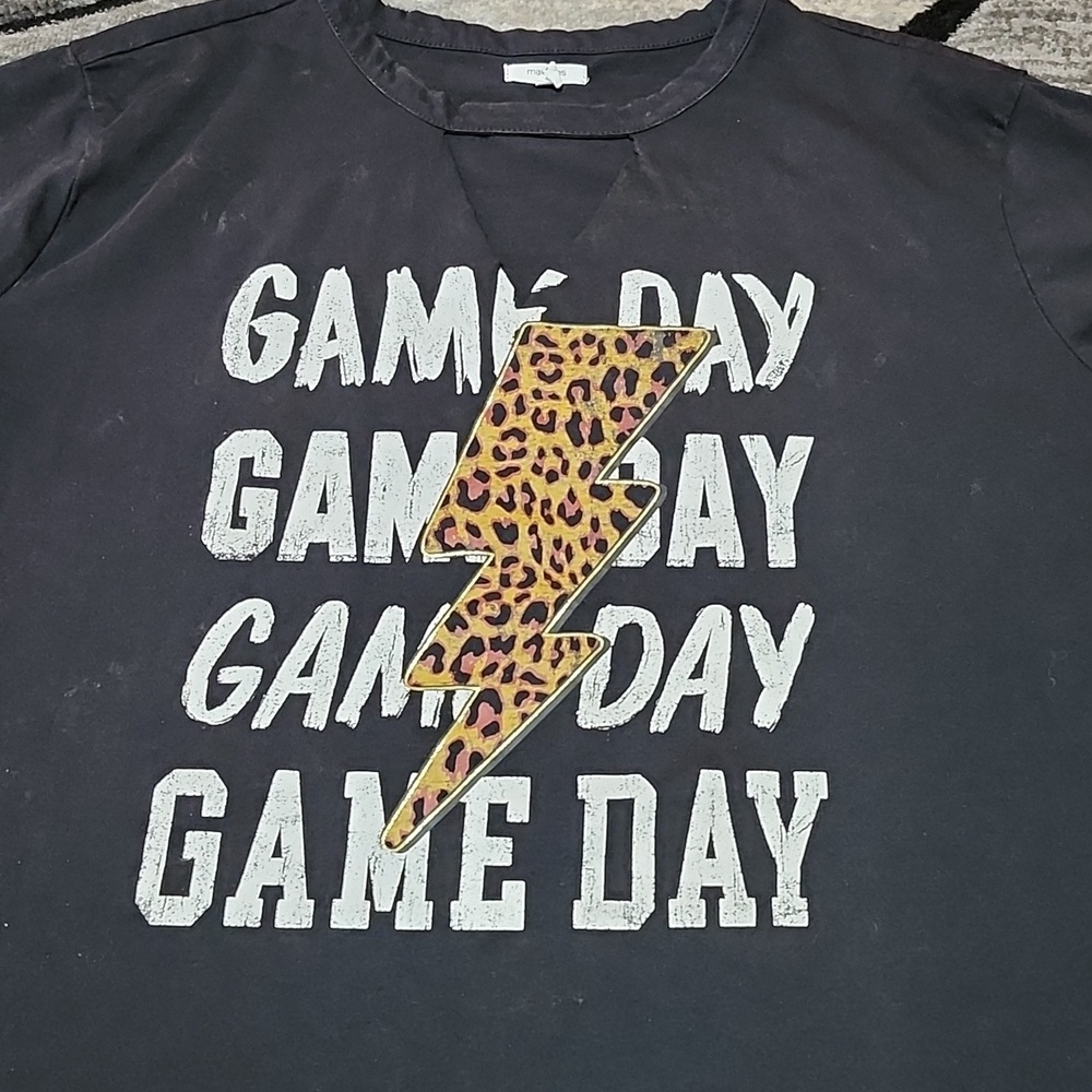 GAME DAY LEOPARD PRINT CUT-OUT V-NECK BLACK GRAPHIC TEE-SHIRT 2X